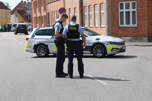 Skud affyret ved indgang til rådhus