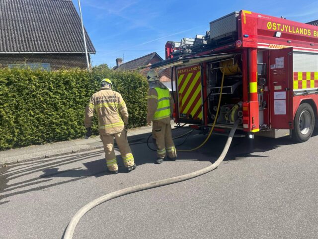 Aarhus: Brand bryder ud på villavej