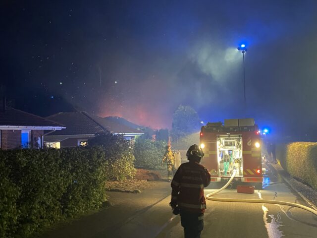 Voldsomme flammer lyser himlen op over  villakvarter