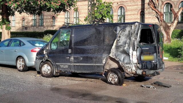 Voldsomt trafikuheld ved Botanisk Have: Bus rammer varevogn og flere biler