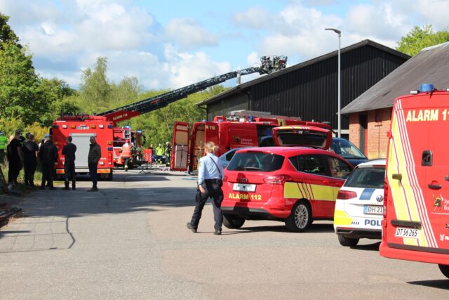 Bilforhandler går op i flammer: ‘Der er dyre biler derinde’