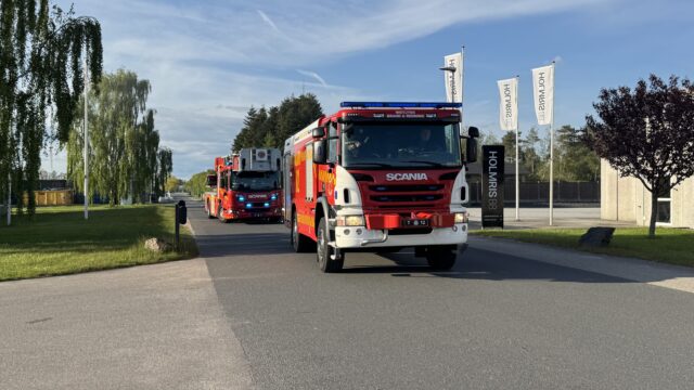 Vrimler med blå blink: Brand brudt ud i virksomhed