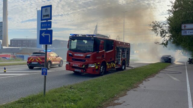Elbil bryder i brand midt på vejen