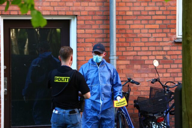 Teknikere i DNA-dragter fremme i boligområde
