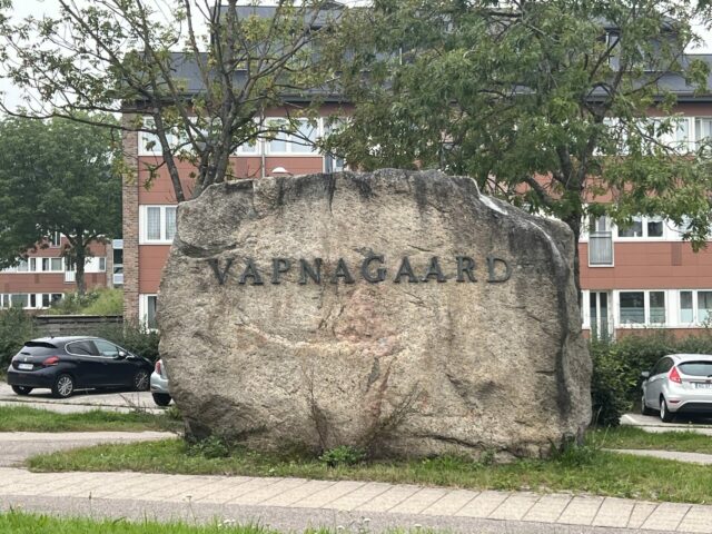 23-årig stukket med kniv i boligområde