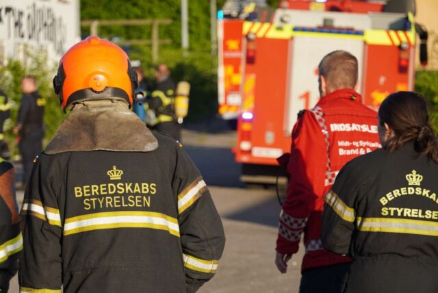 Brændte det med vilje? – Røg vælter ud af forladt bygning