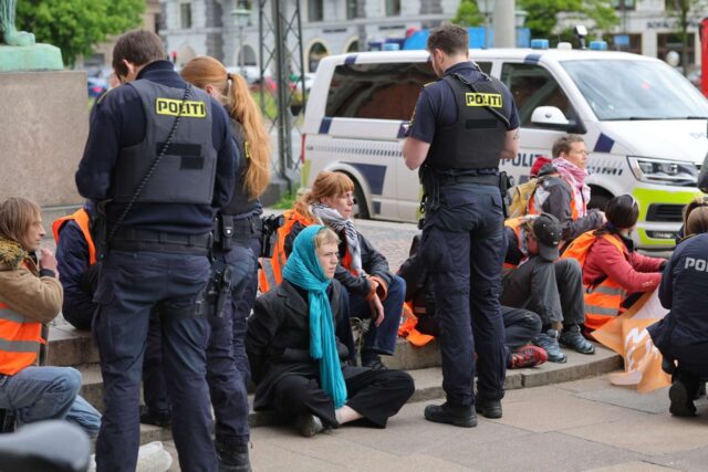 “Jeg f…… kører jer ned” – Nødbremsen spærrer befærdet vej