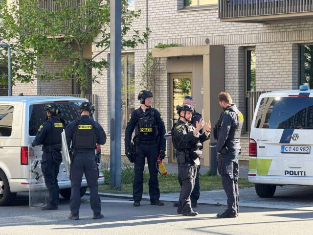 Mystisk politiaktion: Kampklædt politi med skjolde klar