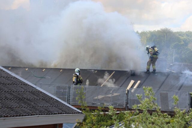 Brandvæsenet kæmper: Tyk røg vælter op fra villavej