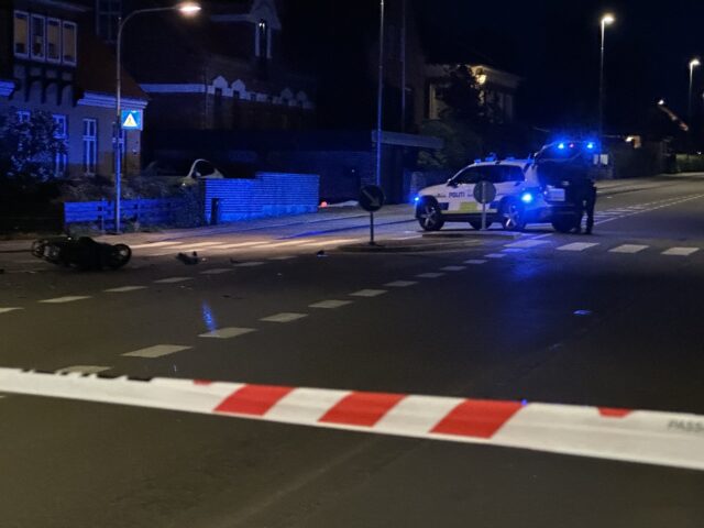 Knallert og bil i kollision: Vej spærret