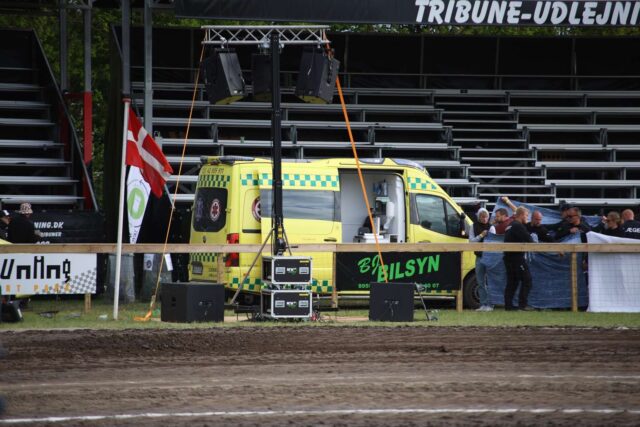 “Forlad området straks!” – Ambulancer væltede ind på pladsen