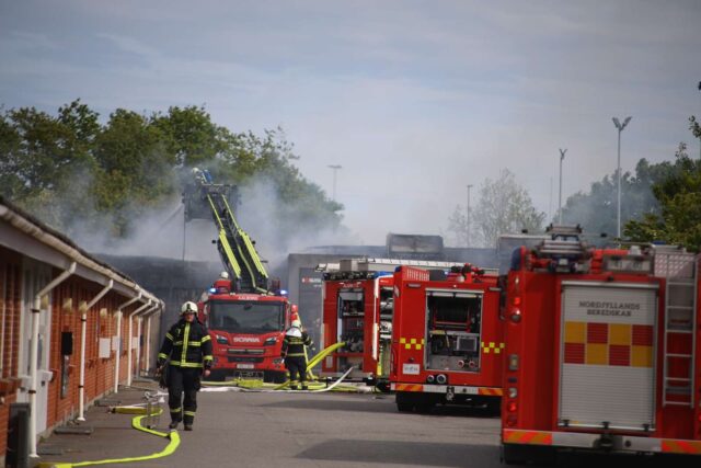 Stigevogn og fem brandbiler i aktion: Bygning står i lys lue