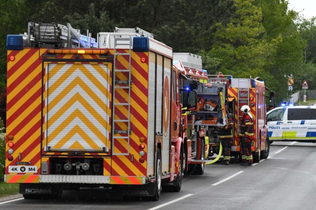 Vej spærret: Kraftig brand udrydder bygning