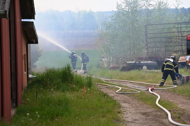 Voldsom bygningsbrand stopper trafikken