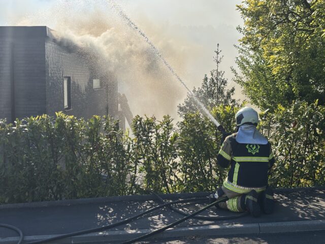 Brandfolkene kæmper: Sort røg vælter op fra villa