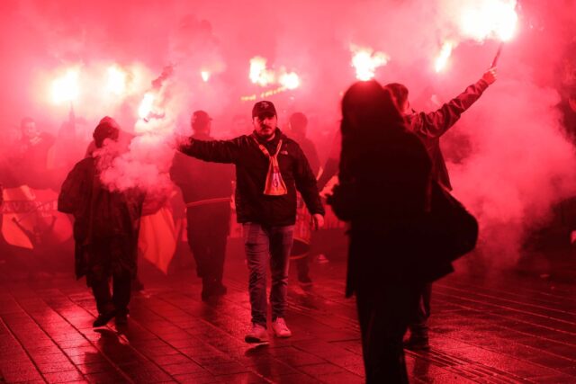København i flammer – Rådhuspladsen fyldt med romerlys og fans