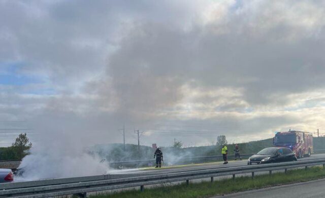 Bil i brand på motorvejen: Pas på