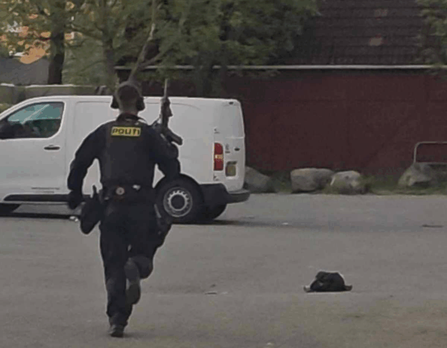 Trækker automatrifler omkring københavnsk skole