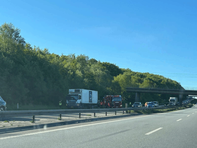 Brændende lastbil skaber udfordringer på motorvejen