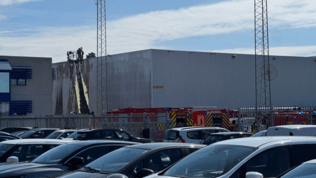 Kraftig brand i virksomhed: Fire brandstationer rykker ud