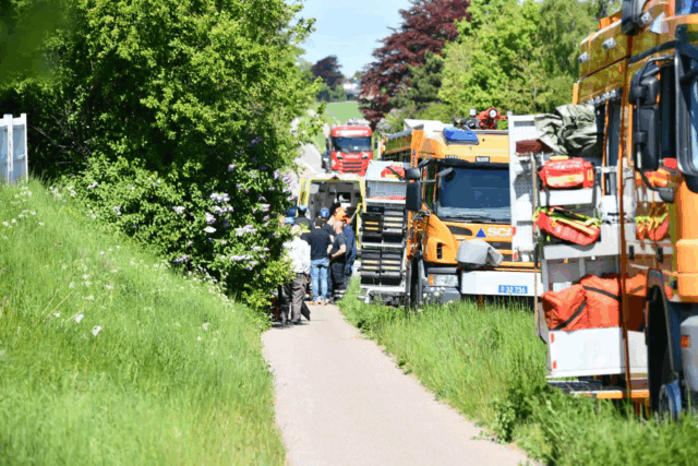 ‘Bruger motorsav for at komme ind’: Mand fanget mellem tonsvis af affald