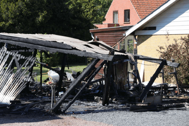 Carport udbrænder ved bygningsbrand