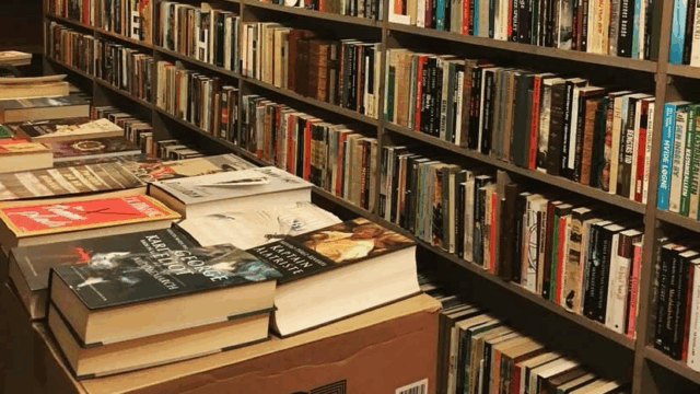 Stiv mand taget på fersk gerning på bibliotek