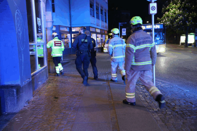 Massiv udrykning: Anmeldelse om person på taget