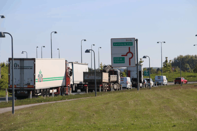 Massiv kø: Flere biler brager sammen på motorvej
