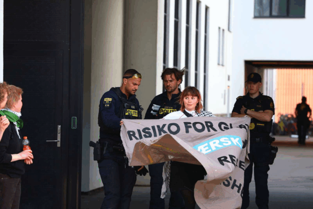Politiet har fået nok: Kyler demonstranter ud af Mærsk-bygning