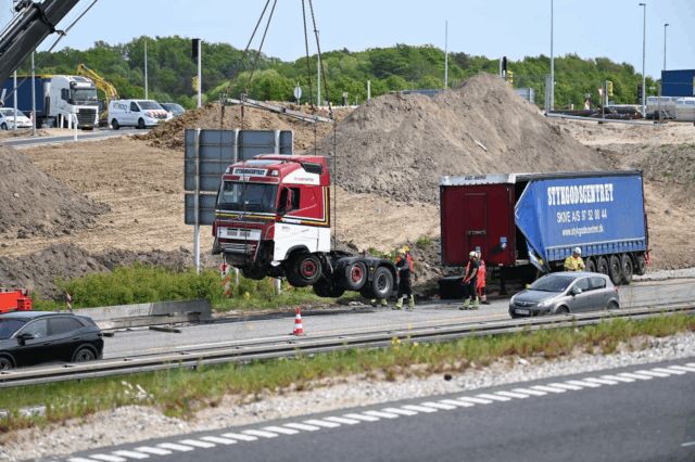 Lastbil forulykker på motorvej: Bliver hejst væk med kran