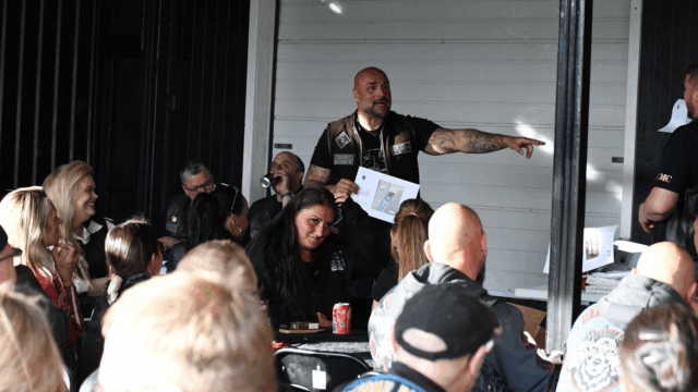 Lokal motorcykel-klub støtter julemærkehjem med stor auktion