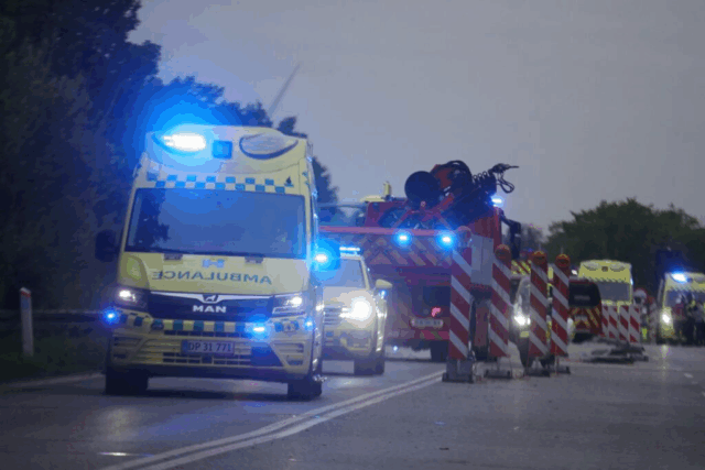 Motorcykelulykke lammer trafikken: Politi og redning stormer mod motorvej