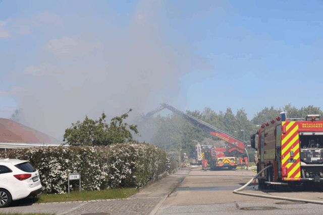 Røg over det hele: Brandvæsenet fylder rolig villavej