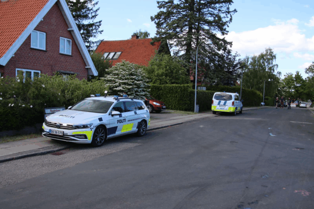 Brandslanger og blå blink i villakvarter