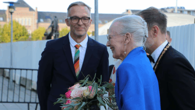 Efter sygdomsforløb: Prisoverrækkelse rykkes hjem til dronning Margrethe