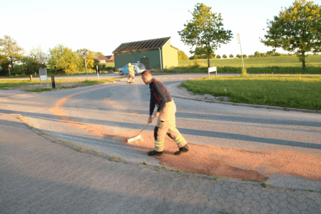 Beredskabet på oprydningsopgave: Oliespild strækker sig mange meter