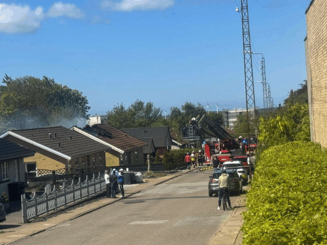 Voldsom brand danner kraftig røg: ‘Hele huset brænder’