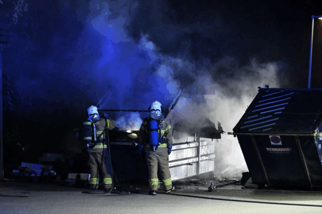 Voldsom røgdannelse fra containerbrand