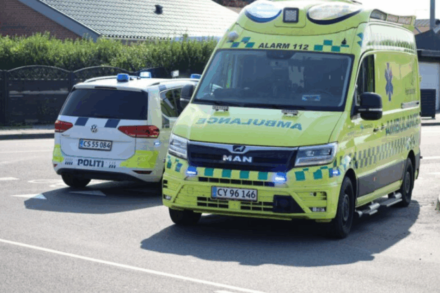 Cyklist kolliderer med bil: Kørt derfra med ambulance