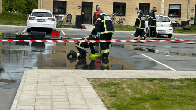 Område afspærret: Brand i hybridbil