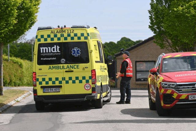 Ambulance ankommer ved melding om husbrand