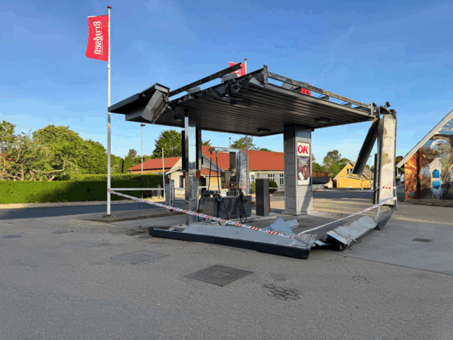 Lastbil brager ind i tankstation