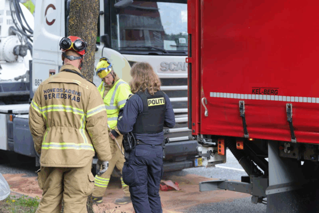 Lasbiler ender i færdselsuheld: Ambulance fremme
