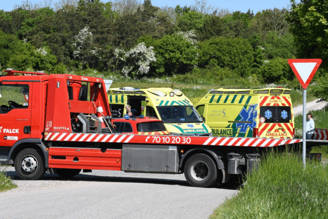“Er blevet fløjet væk med lægehelikopter”: Bil brager ind i træ på landevej