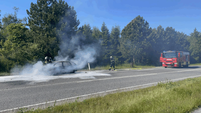 Frederikssund: Brand bryder ud i køretøj