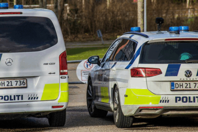 18-årig leger med fingerpistoler og nikker skalle