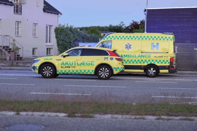 Hvidovre: Akutlægebil og ambulance holder på Gl. Køge Landevej