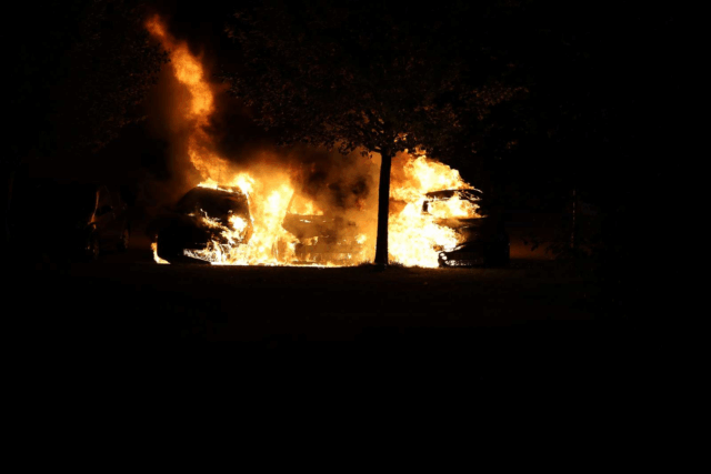Flammer raserer parkeringsplads: Flere biler i brand