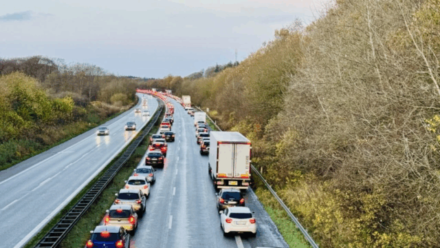 TÆT TRAFIK: Spor spærret på motorvejen